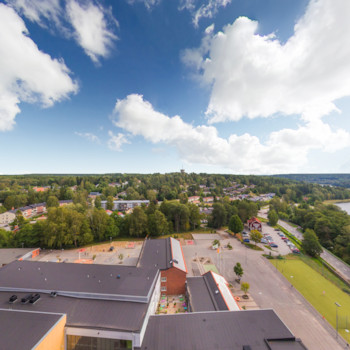 Lantliga Caf Rosenhill i Grdinge r det perfekta stoppet, belget nra vg 225 mot Nynshamn samt vg 227 mot Tungelsta, ven knt som Slingerbulten Caf Rosenhill Grdinge