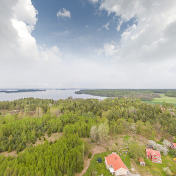 Adelsleden gr mellan Muns och Adels p Mlararna. Frjeledens lngd r 1000 meter och verfartstiden r sex minuter. Resan med vgfrjan r avgiftsfri Adelsleden - Trafikverket