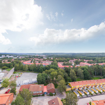 Sex drnarbilder ver Bjrkekrr. En drnare har flugit ver Bjrkekrr och tagit sex bilder med 360 helikopterperspektiv. Se Bjrkekrr frn ovan Bjrkekrrsgatan 5 Vstra Gtalands ln, Gteborg - satisfaction-survey.net