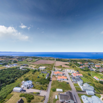 Sex drnarbilder ver Bjrehalvn. En drnare har flugit ver Bjrehalvn och tagit sex bilder med 360 helikopterperspektiv. Se Bjrehalvn frn ovan. Lotsgatan 15 Skne ln, Torekov - unam.net
