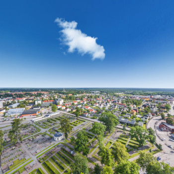 Sex drnarbilder ver Norra Vstervik. En drnare har flugit ver Norra Vstervik och tagit sex bilder med 360 helikopterperspektiv. Se Norra Vstervik frn Albert Tengers Vg 61 Kalmar ln, Vstervik - unam.net