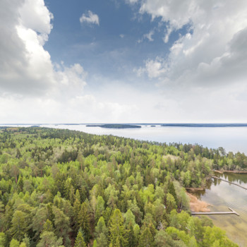 Adelsleden gr mellan Muns och Adels p Mlararna. Frjeledens lngd r 1000 meter och verfartstiden r sex minuter. Resan med vgfrjan r avgiftsfri Adelsleden - Trafikverket