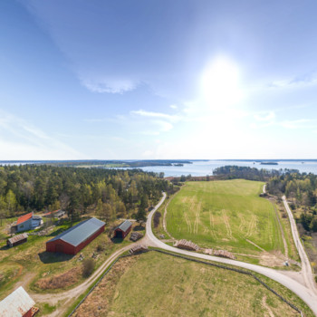 Adelsleden gr mellan Muns och Adels p Mlararna. Frjeledens lngd r 1000 meter och verfartstiden r sex minuter. Resan med vgfrjan r avgiftsfri Adelsleden - Trafikverket