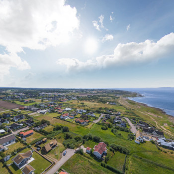 Sex drnarbilder ver Bjrehalvn. En drnare har flugit ver Bjrehalvn och tagit sex bilder med 360 helikopterperspektiv. Se Bjrehalvn frn ovan Tunbyvgen 14 Skne ln, Torekov - unam.net